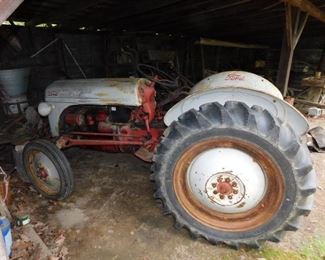 1951 Ford 8N Tractor(Runs)
