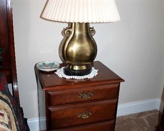 Nighstand (2), brass lamps (2)