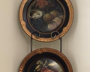 Plate rack with decorative plates