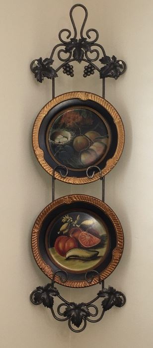 Plate rack with decorative plates