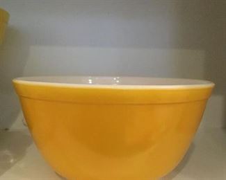 Vintage Pyrex #15 mixing bowl