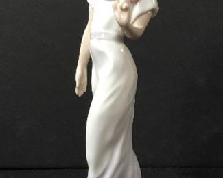 Casades fine beautiful woman figurine