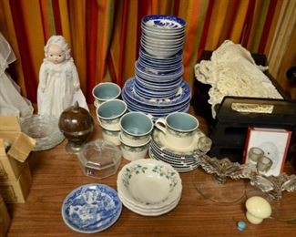 Blue Willow china Japan; Pfaltzgraff cups & saucers