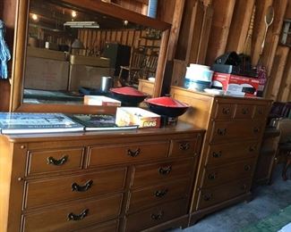Dresser with Mirror/Chest of Drawers/Bed