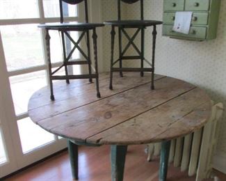 Table 44" round, 2 darling folding chairs