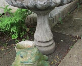How cute is this Frog Planter and yes that is a lovely birdbath