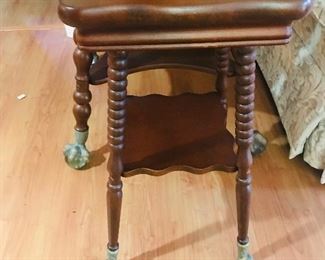 SMALL CLAWFOOT TABLE