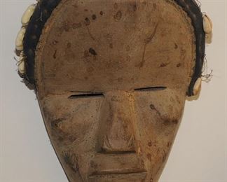 [34] DEANGLE MASK WITH SLIT, KAOLINED EYES AND ROLLER FIBER, COWRIE SHELLS  $500.00