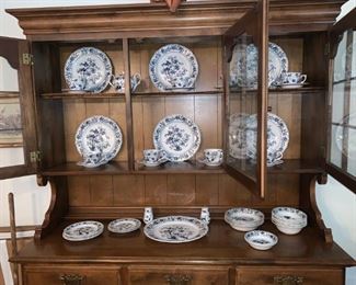 Solid Wood Hutch with Beautiful Set of Style House Ming Tree China made in Japan