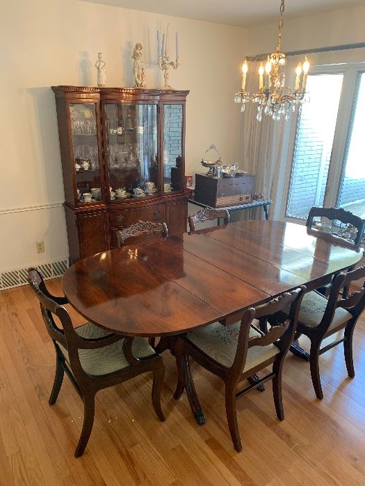 Mahogany Drexel Dining room set Table with 2 leafs and 6 chairs
China Cabinet 