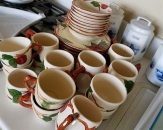 Franciscan cup/saucers