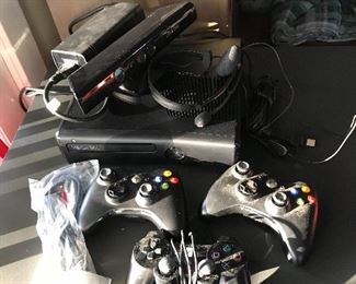Xbox 360 console, 3 controllers, kinetic sensor, 10 games