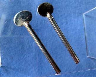 $125 Vintage Rare Dior Sterling toothpaste tube roller key Sold as a pair
2.5 inches long
15.49g total weight
