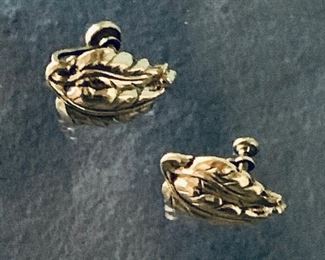 $20 Danecraft sterling small double leaf screw back earrings 3/4 inches each; 4.07g
Stamped danecraft sterling
