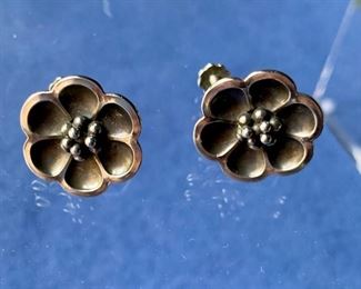 $195 Georg Jensen vintage earrings Screw back flower design
#67
7.47g
Approx .75 in
