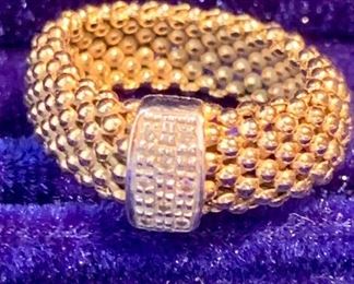 $395 14k mesh ring with diamond detail Stamped 14k Italy and marked with a B
5.35g
Approx size 8
