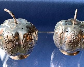 Mexican sterling salt & pepper shakers In the style of Sanborns
58.23g total weight
Approx 2.5 in high
