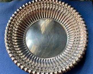 $245 Gorham “Leamington” Sterling Silver bowl Approx 8 in
290g
#42673
