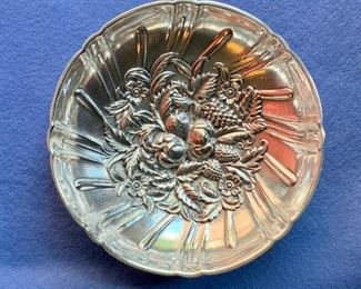 $225 Kirk Stieff Sterling Silver footed bowl #431 5.50 in diameter repousse bowl with fruit and floral motif.
Approx 170g
