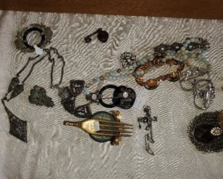 LOTS OF UNUSUAL JEWELRY PIECES HERE