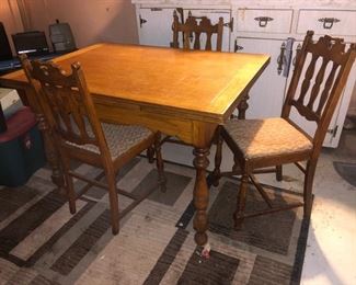 Antique table with drawleafs and 4 chairs...