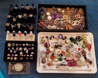 Avarage jewelry prices are listed below unless a certain piece is marked otherwise Rings- $2ea
Necklaces-$3ea
Bracelets -$1ea
Earrings-$1ea
Pendants- $1.ea
