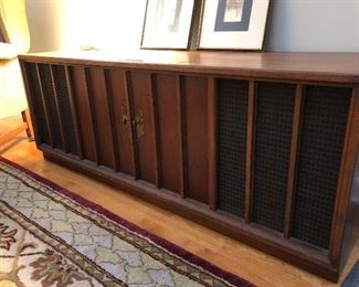 Vintage turn table/stereo 