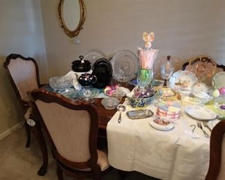 Century Cherry Wood Dining Room table with 6 chairs