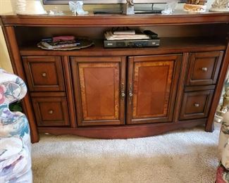 FLATSCREEN TV CONSOLE TABLE