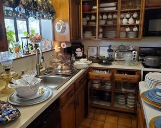 LOTS OF KITCHEN ITEMS