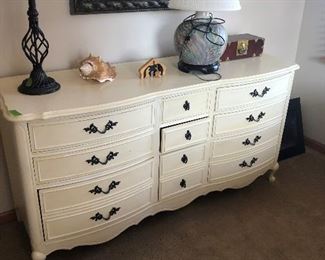 Dresser does have a mirror not pictured