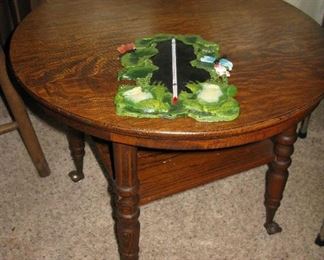 Antique round oak table with glass ball claw feet         
          BUY IT NOW $ 75.00