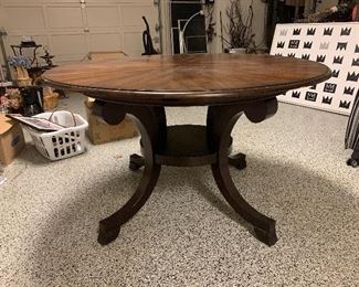 Vanguard Round dining table in good condition with 5 additional extensions. Dimensions 51.5"x30.5"  Price $495