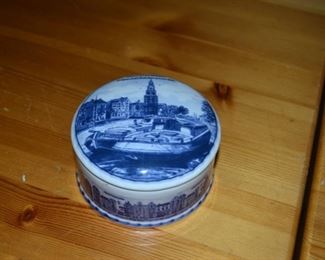 PLL #41 Hand Painted Delfts Blue Delfino Holland Blue & White Trinket Box $10