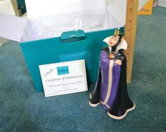 PLL 223 Disney Figurine "Who is the Fairest One of All" Snow White and The Seven Dwarfs