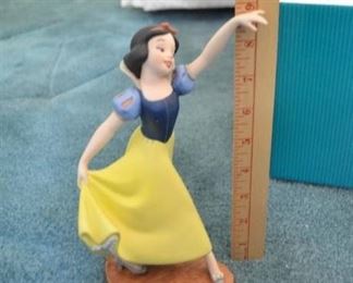 PLL 254 Disney Figurine "The Fairest One of All" Snow White and the Seven Dwarfs