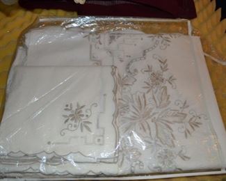 PLL 322 Tablecloth & Napkins @ $30