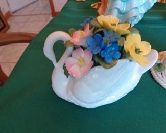 PLL 437 Swan with Flowers "Aynsley" @ $30