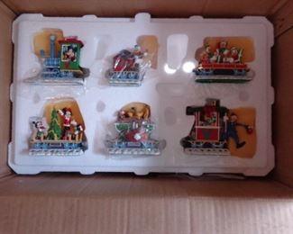 PLL 713 Danbury Mint Mickey's Christmas Train Set $45