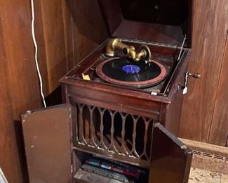 Victrola Victor Talking Machine $200 **CALL (847) 630-1009 TO PURCHASE**