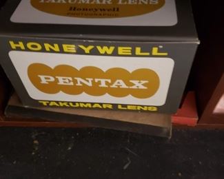 Assorted vintage photography cameras & accessories 