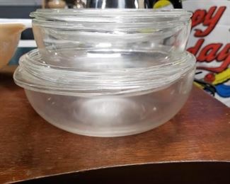 Pyrex stacking bowls with lids 