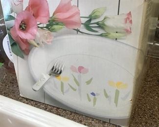 new in box dinnerware set for 4