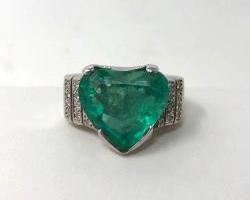 14k White Gold Heart Shaped Emerald Ring