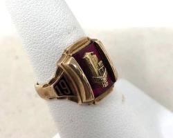 Many pieces of nice jewelry