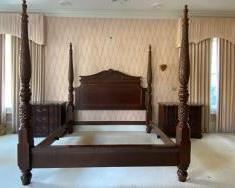 Bernhardt King Mahogany Carved Pinealpple and Leaf Scroll 4 Post Bed w/ Carving at Crest of Headboard