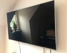 Many large flat screen T.V.'s with wall mounts