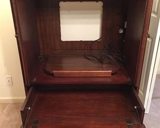 Entertainment Center w/Pull Out Drawer