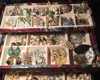 Beautiful Collection of Ladies Vintage Pins & Earrings