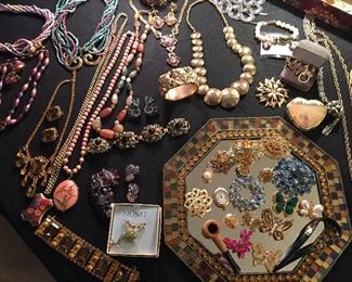 Ladies Vintage Necklaces & Lapel Pins